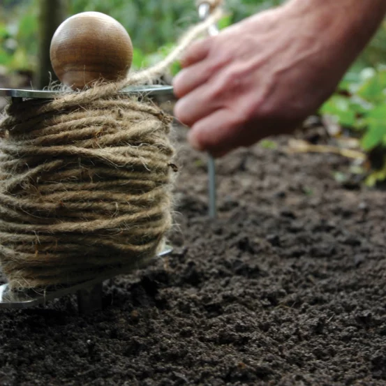 Тримач шнура для рівних грядок