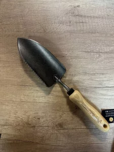 Лопатка з кореневою пилкою